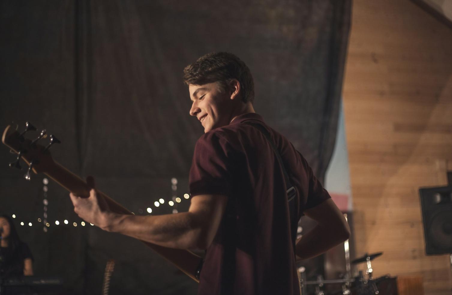 Студенти опановують роботу зі звуковим обладнанням під керівництвом інструктора